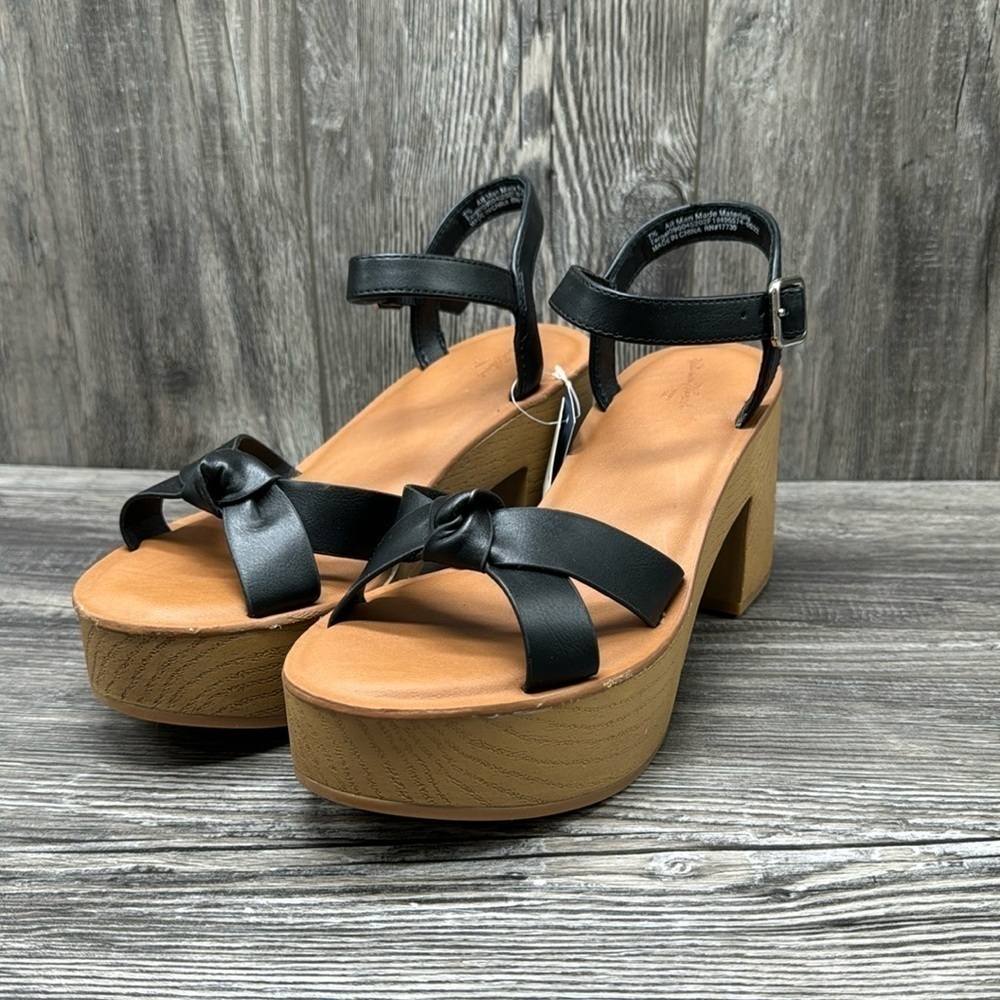 Women's Valerie Platform Heels - Universal Thread - Picture 3 of 8